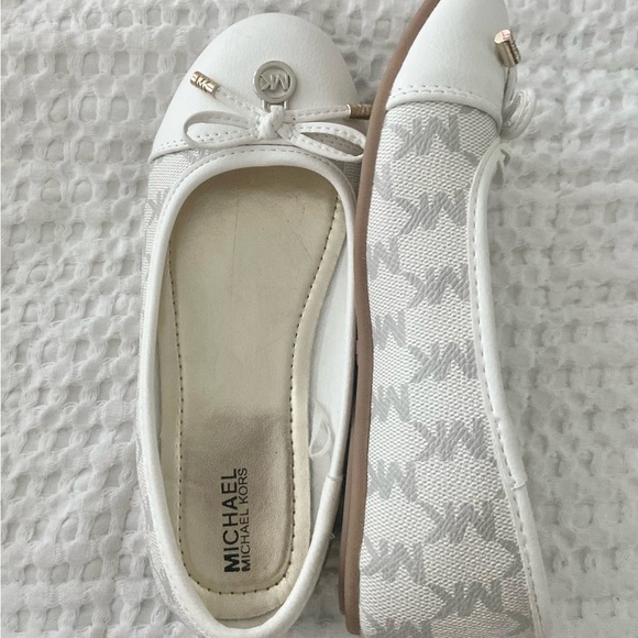 Michael Kors Girl’s ballerina signature flats, shoes size 1 - Picture 1 of 3